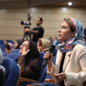 یک فرد در حال پرسشگری در رویداد مدافعه‌گری گابریک سال 1404 از بیمه‌ها