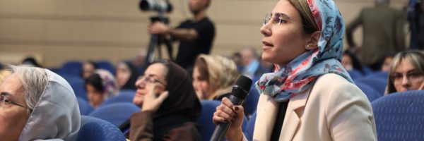 یک فرد در حال پرسشگری در رویداد مدافعه‌گری گابریک سال 1404 از بیمه‌ها