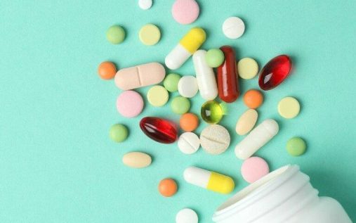 با داروهای خوراکی دیابت آشنا شوید. بررسی کامل انواع، اثرات، عوارض جانبی و نکات مهم مصرف برای کنترل بهتر قند خون و بهبود کیفیت زندگی.