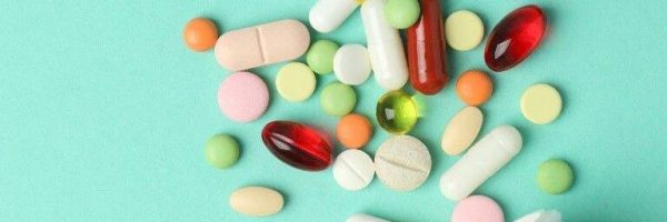 با داروهای خوراکی دیابت آشنا شوید. بررسی کامل انواع، اثرات، عوارض جانبی و نکات مهم مصرف برای کنترل بهتر قند خون و بهبود کیفیت زندگی.