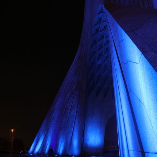 برج آزادی و پل طبیعت آبی شد همزمان با روز جهانی دیابت