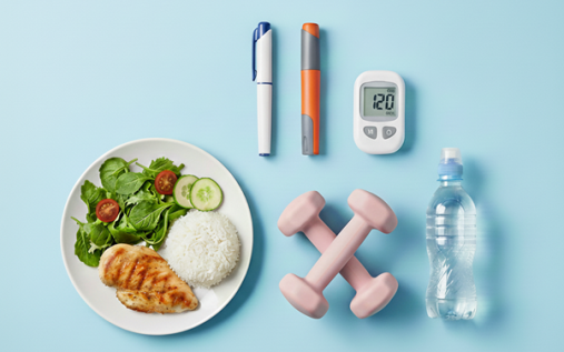 چیدمان یک وعده غذایی سالم، دمبل، قلم انسولین، دستگاه قند خون و بطری آب روی پس‌زمینه آبی برای نمایش اصول مدیریت دیابت.